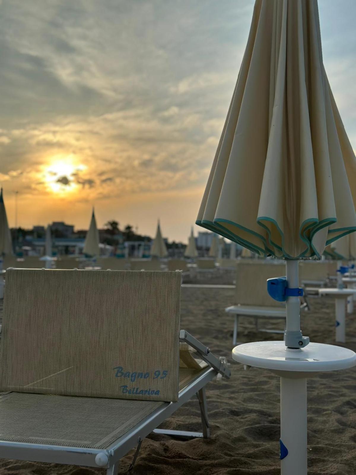 Hotel Neyra Beach ริมินี ภายนอก รูปภาพ