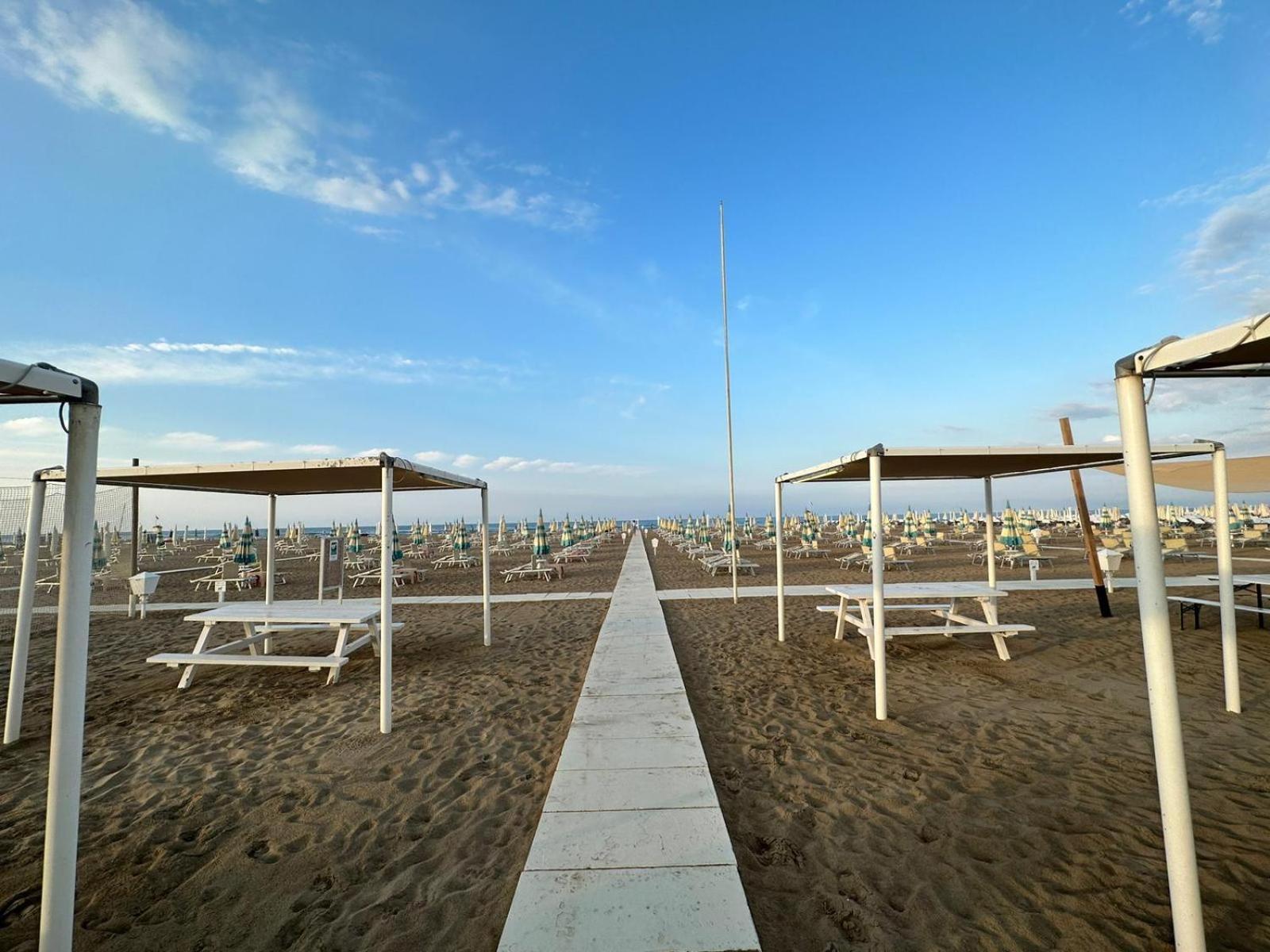 Hotel Neyra Beach ริมินี ภายนอก รูปภาพ